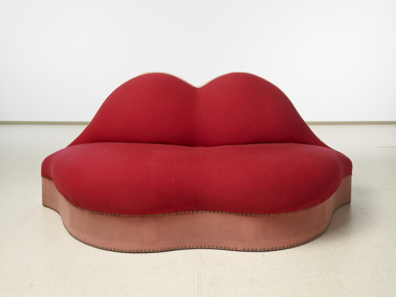 Salvador Dalí (1904–1989), Mae-West-Lippensofa, 1938. Holz, Wolle, 92 x 215 x 66 cm. Provenienz: Sammlung Edward James Museum Boijmans Van Beuningen, Rotterdam © Salvador Dali, Fundacio Gala-Salvador Dali/ VG Bild-Kunst, Bonn 2015