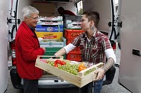Hamburger Tafel verteilt Lebensmittel